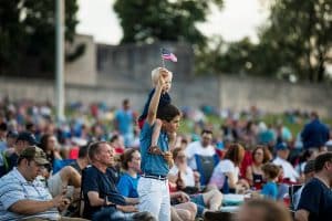 Kansas City Celebration at Station met publiek en Amerikaanse vlag