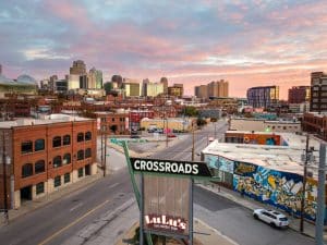 Wat te doen in Kansas City -Crossroads Arts District met skyline en muurschildering