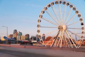 Kansas City met KC Wheel en skyline bij avondlicht