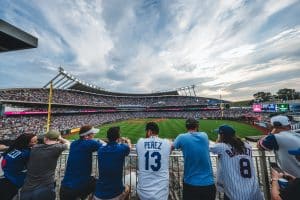 Kansas City Kauffman Stadium tijdens een honkbalwedstrijd met publiek