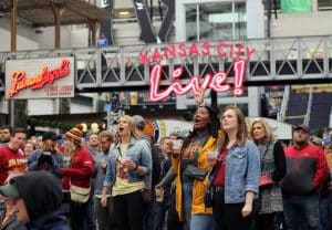 Kansas City Live met publiek bij neonbord