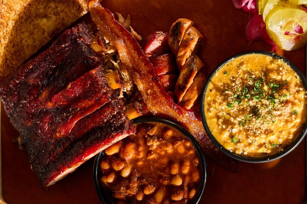 Kansas City barbecue close-up met spareribs, worst en bonen