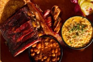 Kansas City barbecue close-up met spareribs, worst en bonen