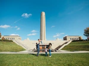 Kansas City National WWI Museum and Memorial met toren en bezoekers