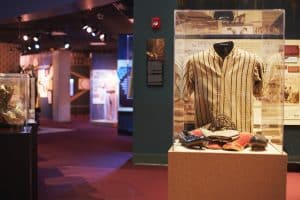 Kansas City Negro Leagues Baseball Museum met honkbaluniform in vitrine