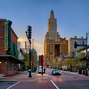 Kansas City Power & Light District met theatergevel en hoogbouw