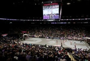 Kansas City T-Mobile Center met basketbalwedstrijd en publiek