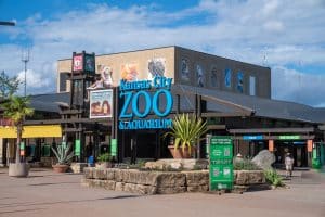 Kansas City Zoo & Aquarium met ingang en blauwe bewegwijzering