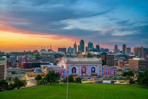Kansas City skyline met Union Station bij zonsondergang