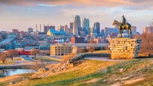 Midden Amerika - Skyline van Kansas City Missouri bij zonsondergang met Scout beeld
