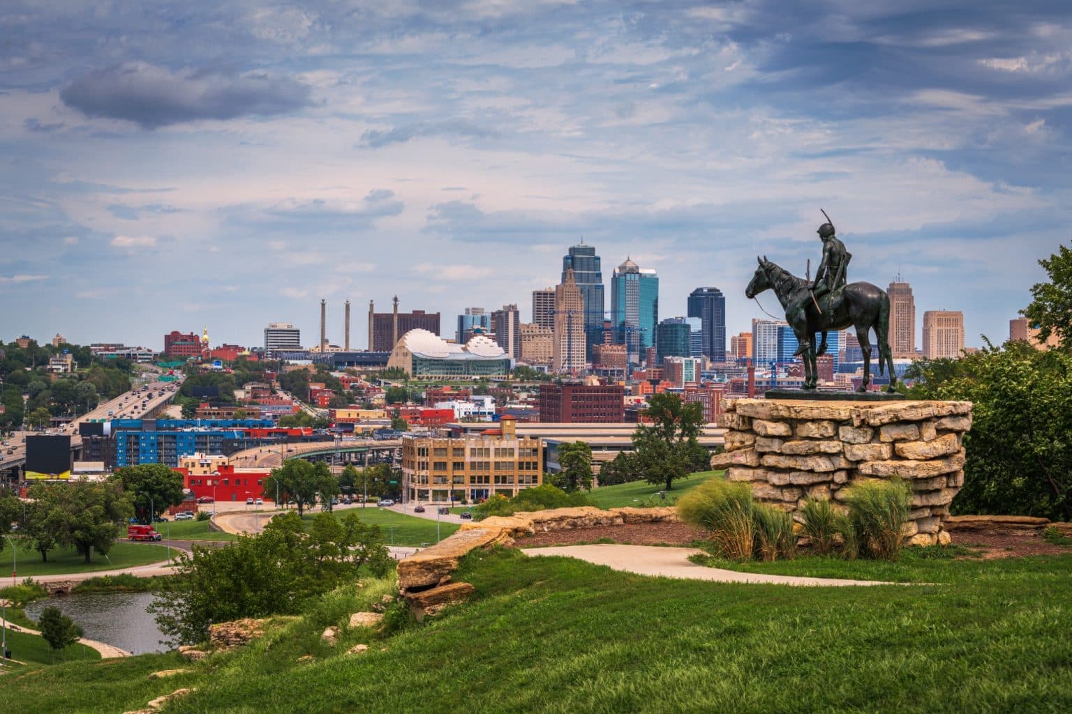 Skyline van Kansas City Missouri met het Scout beeld
