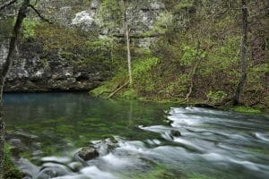 Natuurlijke bron met rotswand in Missouri