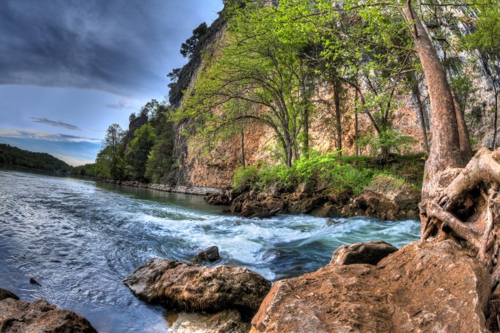 Rivier en kliffen bij Lake of the Ozarks Missouri