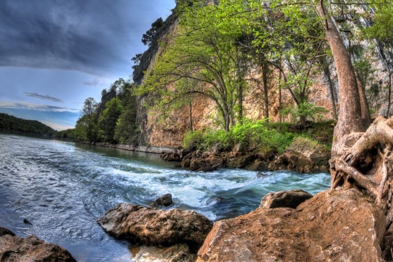 Rivier en kliffen bij Lake of the Ozarks Missouri