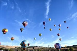 Luchtballonnen boven woestijngebied in Reno, Nevada
