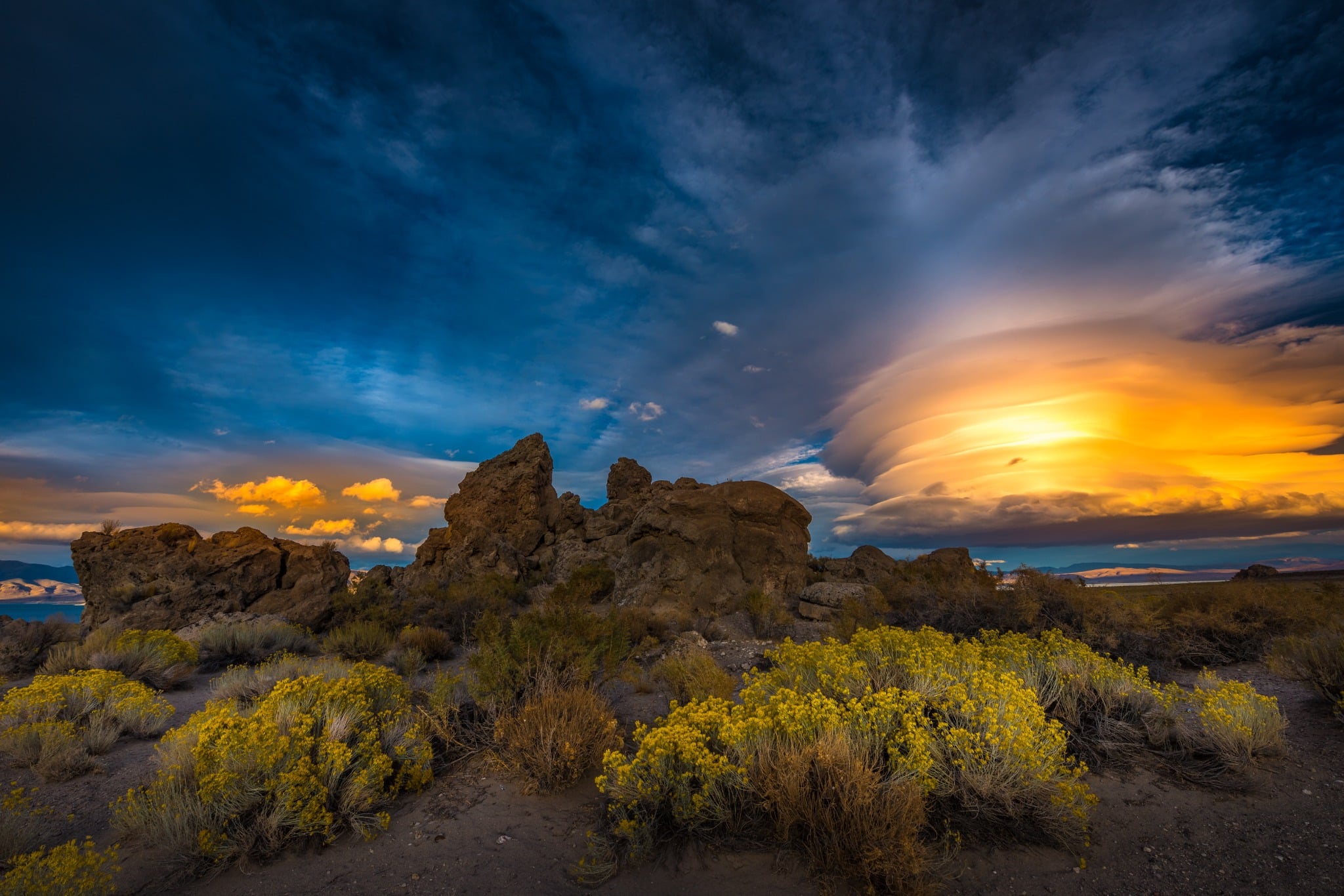Rotsformatie bij zonsondergang in de omgeving van Reno, Nevada