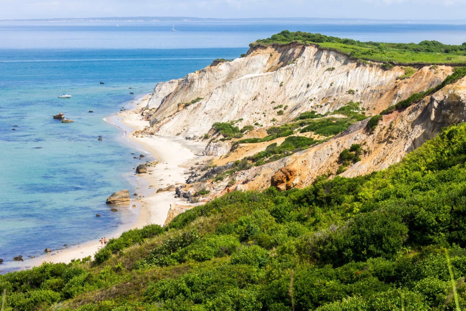 Kliffen en strand bij Martha’s Vineyard, Massachusetts
