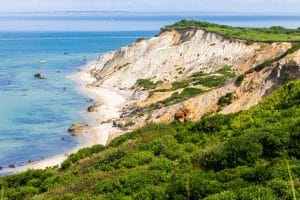 Kliffen en strand bij Martha’s Vineyard, Massachusetts