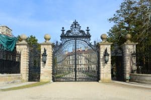 Historische stadspoort van een herenhuis in Newport, Rhode Island
