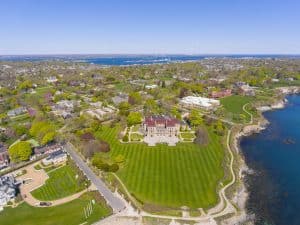 Kustlijn van Newport, Rhode Island met historische landhuizen