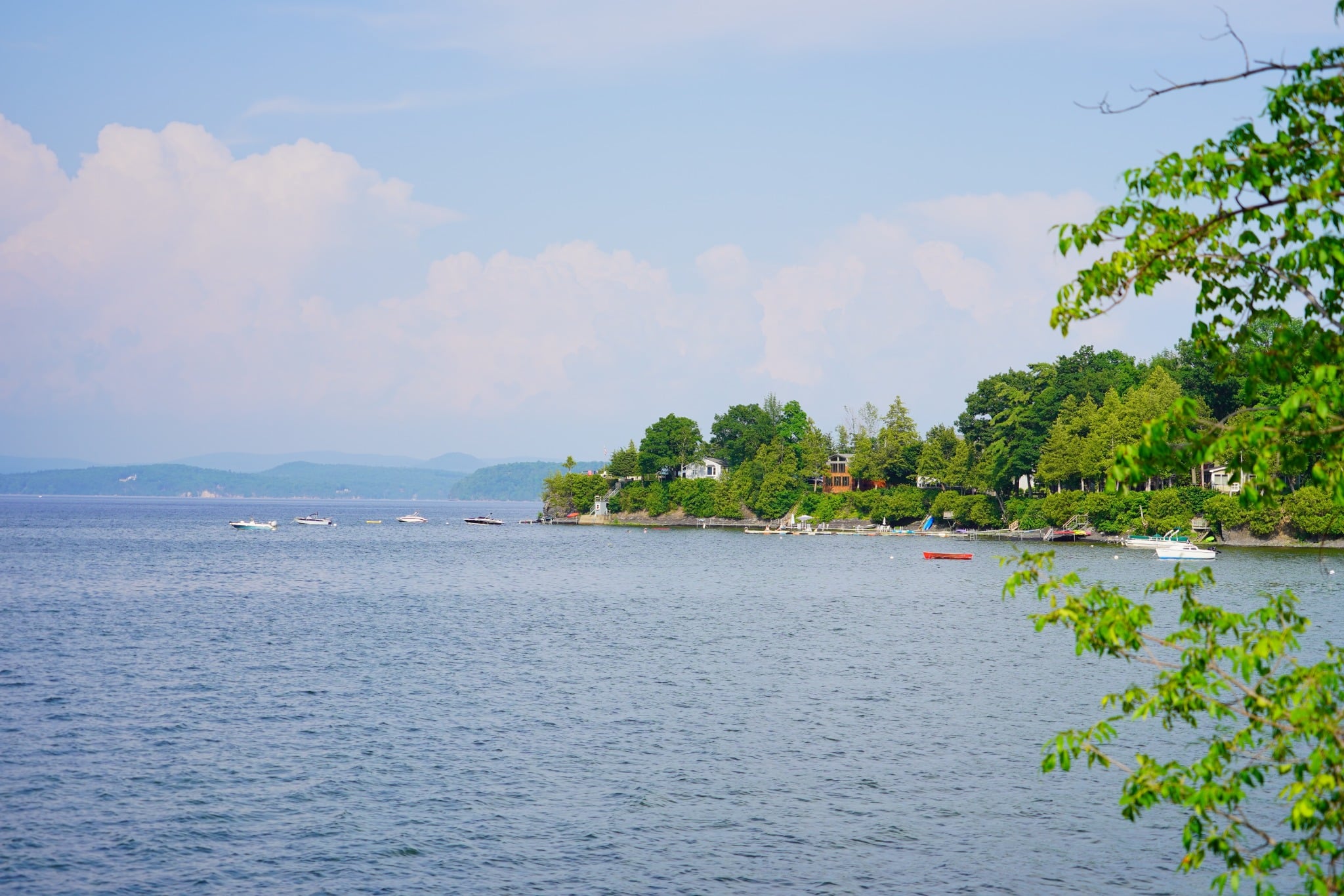 Uitzicht op Lake Champlain Burlington Vermont met boten