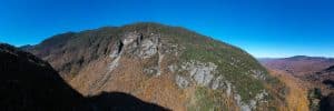 Groene berghelling met rotswand in Green Mountains Vermont