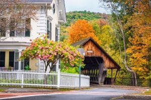 Sleepy Hollow brug in Middlebury Vermont in de herfst
