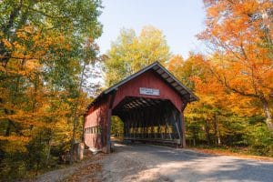 Brookdale Covered Bridge in Stowe Vermont tussen herfstbomen