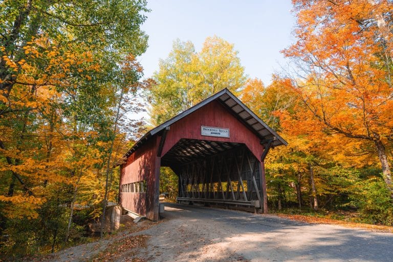 Brookdale Covered Bridge in Stowe Vermont tussen herfstbomen