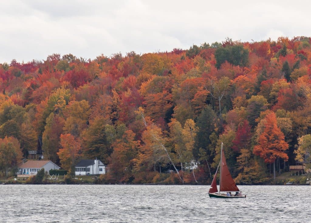 Zeilboot op meer in Stowe Vermont met herfstkleuren
