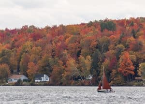 Zeilboot op meer in Stowe Vermont met herfstkleuren