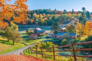 Landweg en boerderij in Woodstock Vermont in de herfst