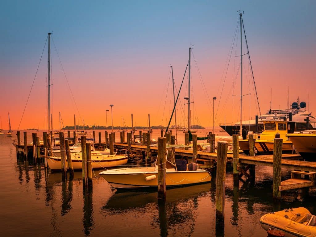 Jachthaven in Mystic Connecticut bij zonsondergang