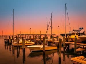 Jachthaven in Mystic Connecticut bij zonsondergang