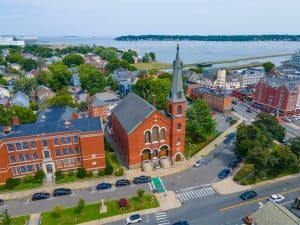 Salem Massachusetts kerk en haven vanuit de lucht