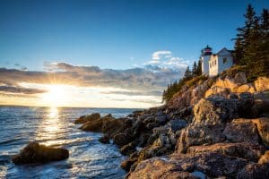 Bass Harbor Head Light in Acadia National Park Maine bij zonsondergang