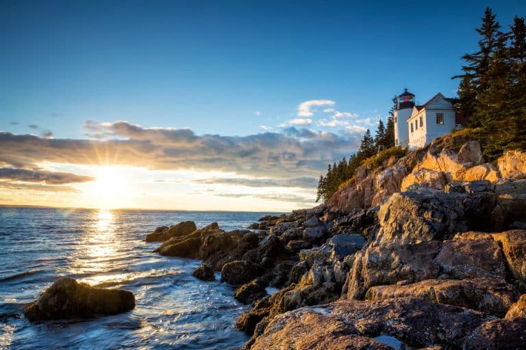 Bass Harbor Head Light in Acadia National Park Maine bij zonsondergang