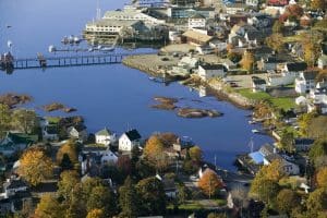 Luchtfoto van haven en dorp in Boothbay Harbor, Maine