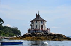 Historisch vuurtorenhuis op rots bij Boothbay Harbor, Maine