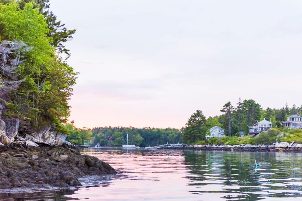 Kustlijn en huizen bij zonsondergang in Boothbay Harbor, Maine