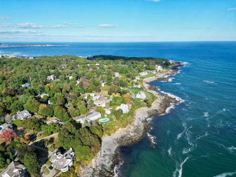 Luchtfoto van kustlijn en huizen bij Kennebunkport, Maine