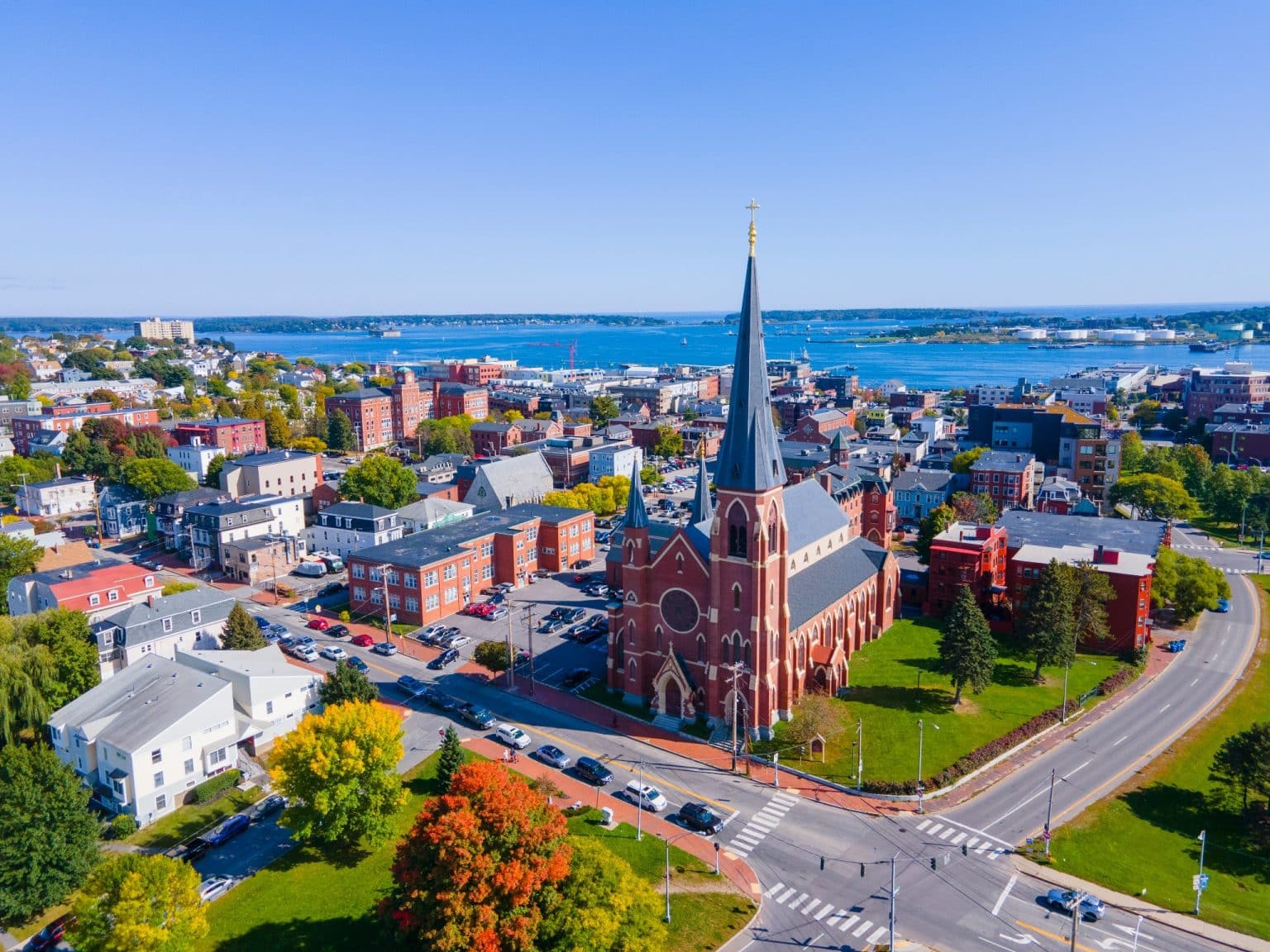 Luchtfoto van stadscentrum en kerk in Portland, Maine