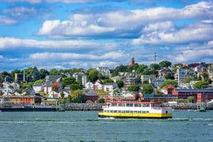Veerboot en stadsgezicht in Portland, Maine