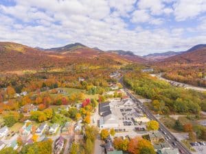 Dorp Lincoln New Hampshire omringd door kleurrijke herfstbossen