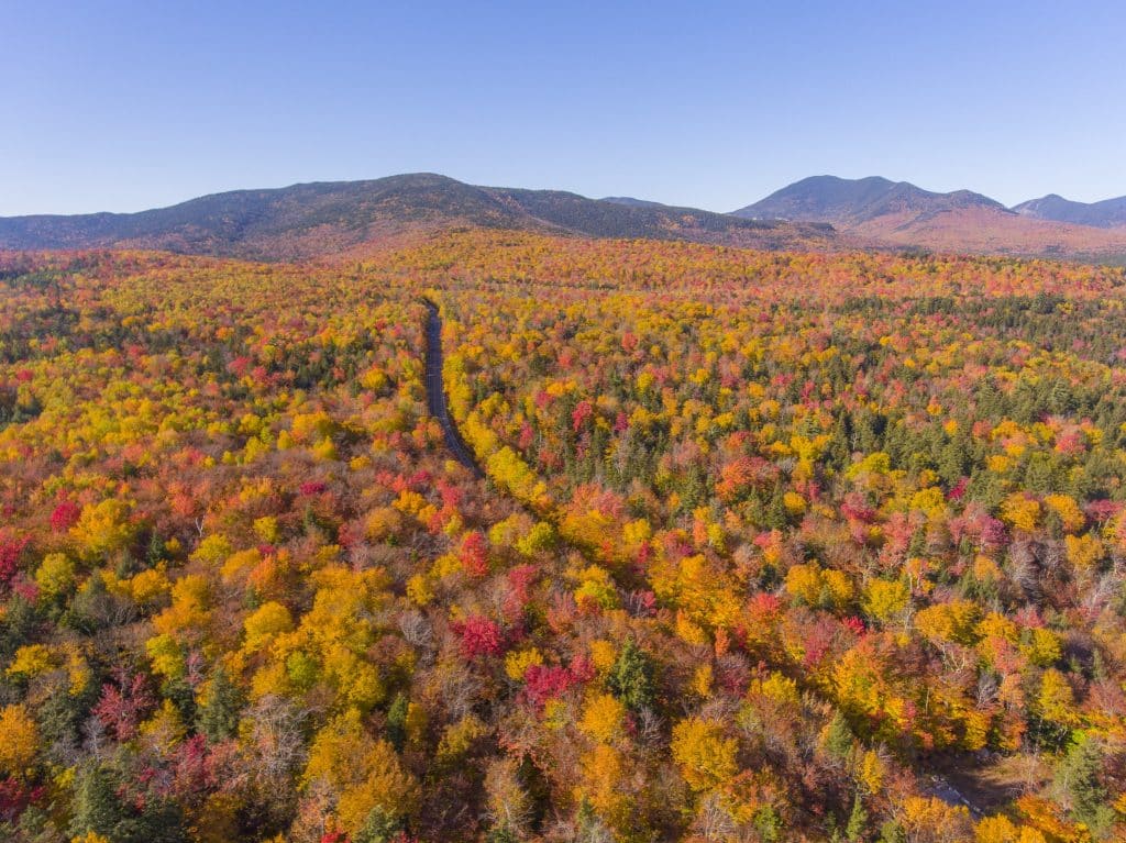 Herfstbossen rond Lincoln New Hampshire vanuit de lucht