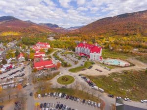 Hotelcomplex met rode daken in Lincoln New Hampshire omringd door herfstkleuren
