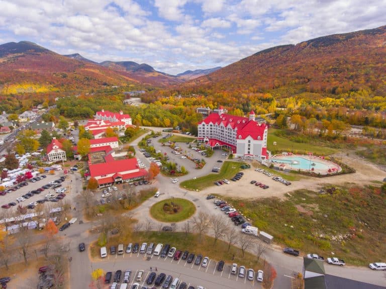Hotelcomplex met rode daken in Lincoln New Hampshire omringd door herfstkleuren