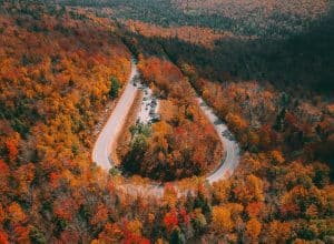 Hairpin bocht in White Mountains New Hampshire in de herfst