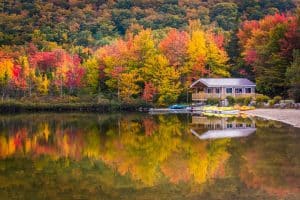 Meer met kano's in White Mountains New Hampshire in de herfst