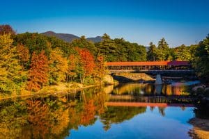 Saco Covered Bridge in White Mountains New Hampshire in de herfst